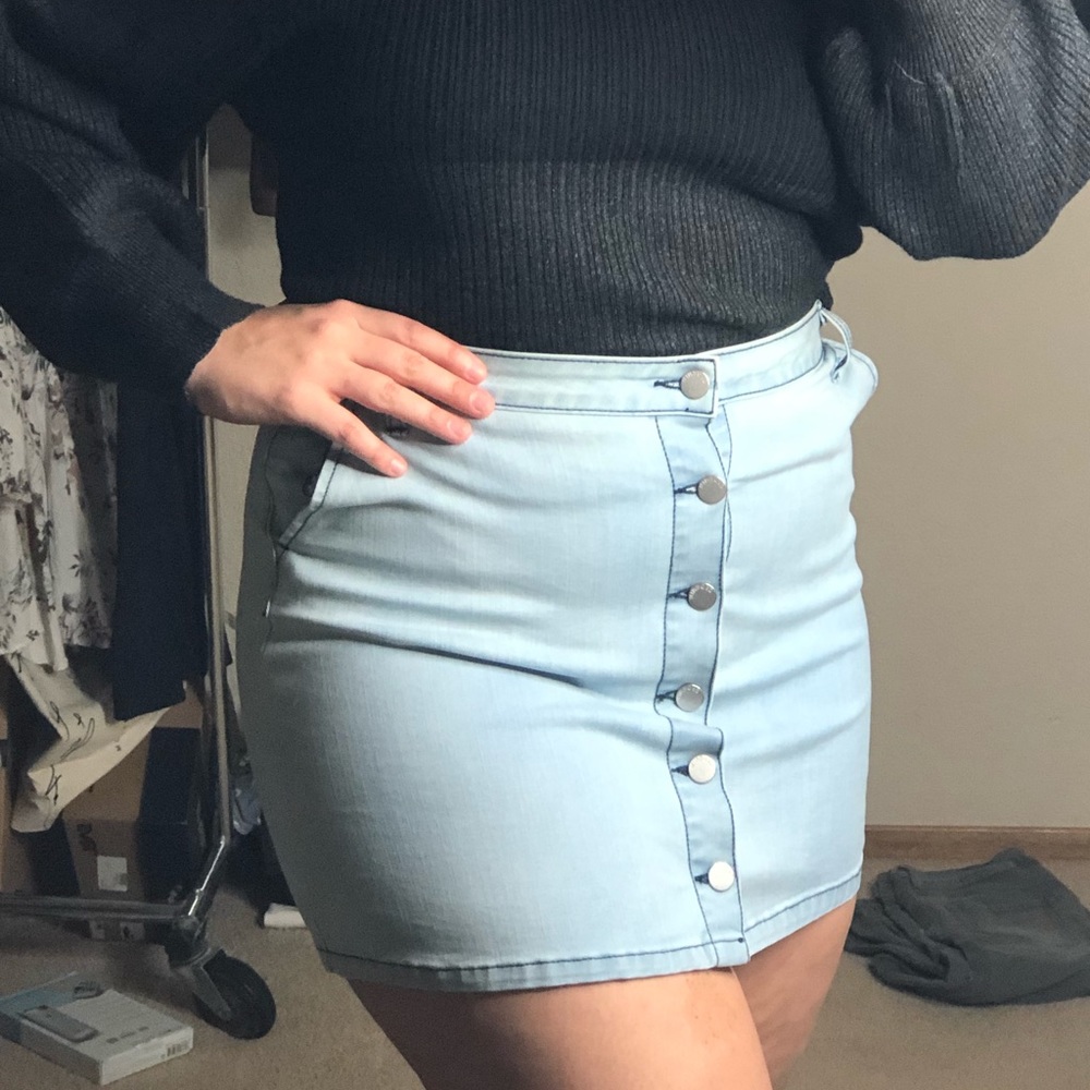 Light wash denim skirt with pockets